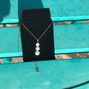 Diamond pendant with chain